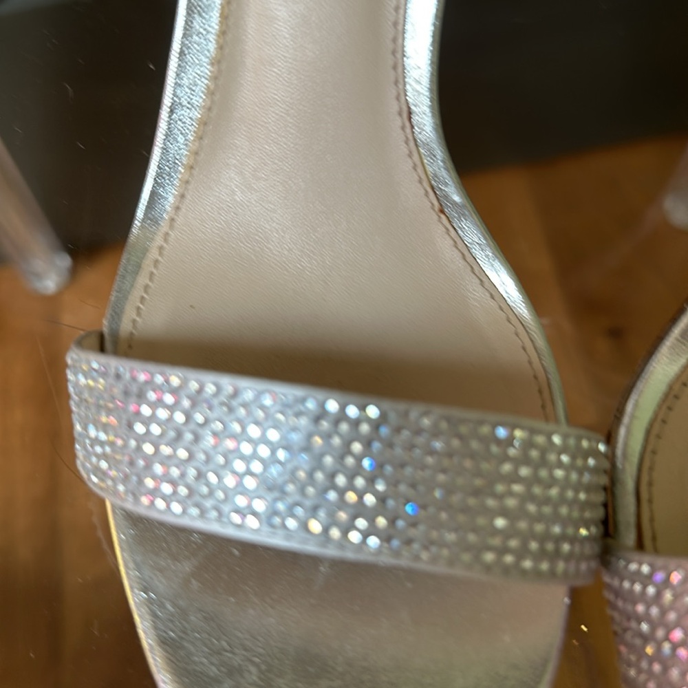 Women’s Silver High Heel sandal. Size 6.5
Perfect Party Shoes! - Picture 4 of 5